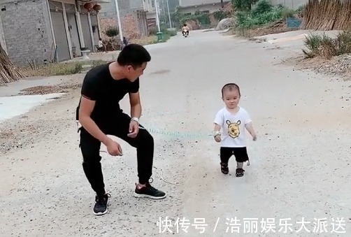 父子|“互遛父子”出门散步火了,爹遛娃还是娃遛爹已经傻傻分不清