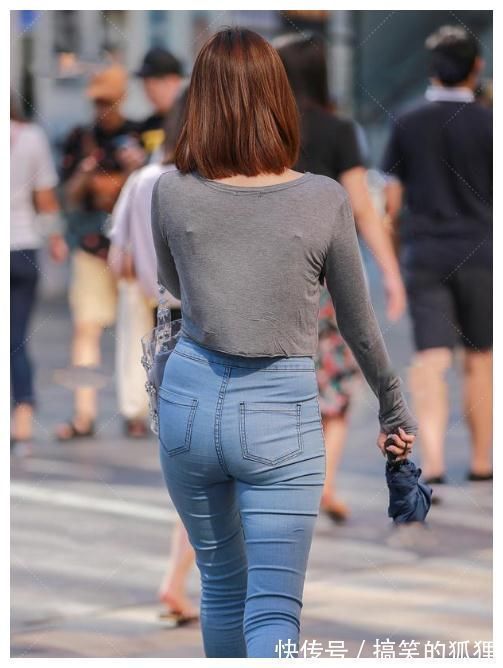 穿搭 灰色露脐上衣搭配紧身牛仔裤,简单的穿搭,带有随性的潇洒