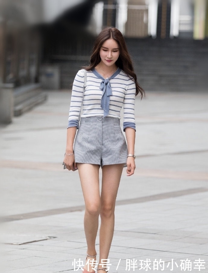 街拍：温婉可人的小姐姐，展现曼妙身姿！