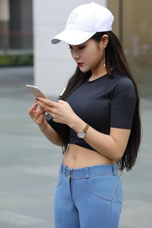  小姐姐|街拍：小姐姐丰韵迷人，展现完美曲线