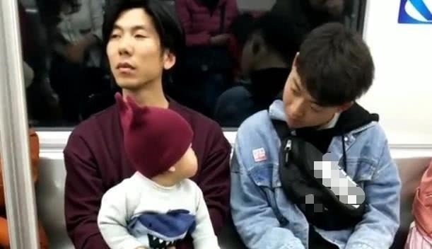 宝妈|“痴情宝宝”地铁上撩小哥哥火了,奶爸:看啥呢?爹在这呢!