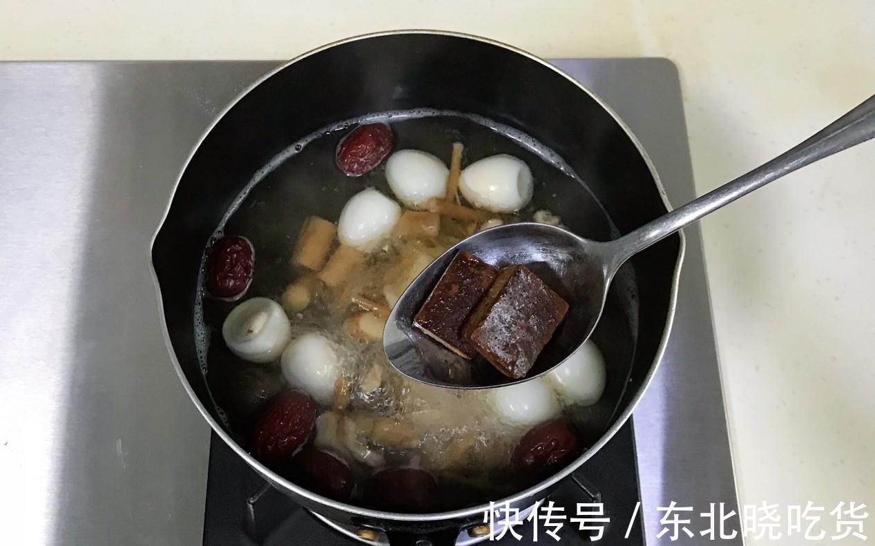 气血|天冷手脚冰凉,不妨煮点当归黄芪养生甜汤,补气血面色红润