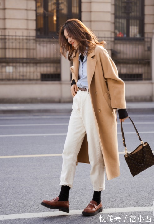 时髦 秋末冬初怎么穿才时髦?换上“大衣+九分裤”,高级感扑面而来