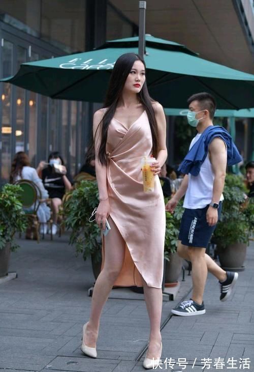 高跟鞋 “阔太”都爱穿真丝吊带裙,高雅华贵,精美绝伦,太显身材!