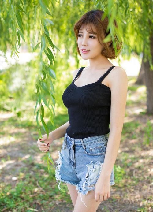 性感 小姐姐爱穿超短裤,搭配性感小吊带,穿出成熟火辣魅力!