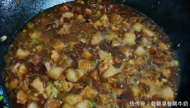 锅中|酱肉包子,整粒的肉丁,嚼起来真带劲