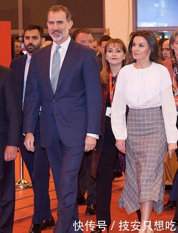 被西班牙王后高贵气质折服!7百块格子半裙穿得像7千块,秒售罄