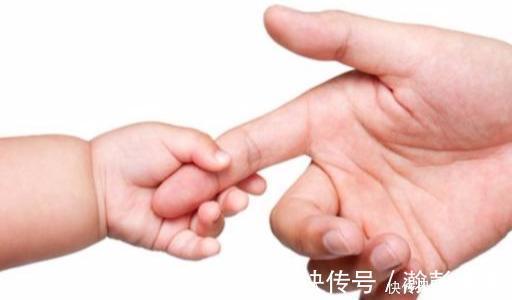 动作|孩子满六个月后,这些动作若还不会做,或许是发育有异常,别忽视