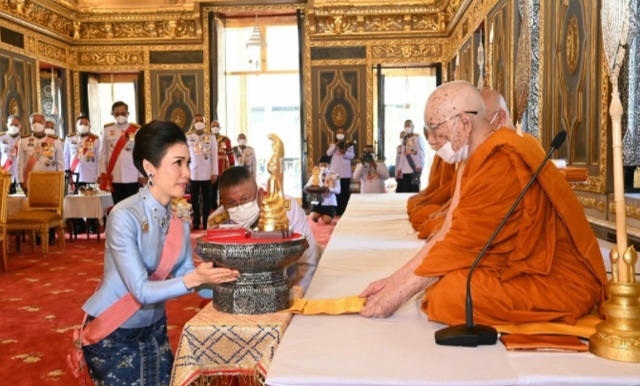 蓝色|诗妮娜也节俭, 同一件清爽蓝上衣多次穿, 换条半身裙依然美得闪耀