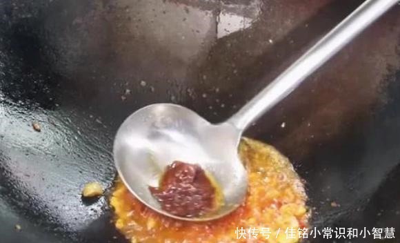 烧茄子最忌直接下锅,不然费油还难吃,多加1步,茄子香软不油腻