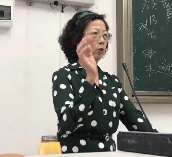 审美观|大学老师“精致”穿搭走红，每天衣服不重样，学生：堪比时尚达人