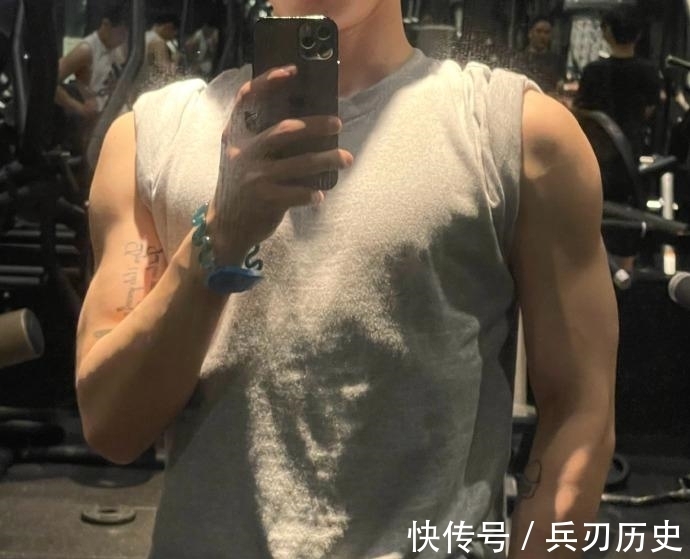 大男孩|帅气的成都大男孩,健身四个半月,手臂和肩有进步,胸肌差点意思!