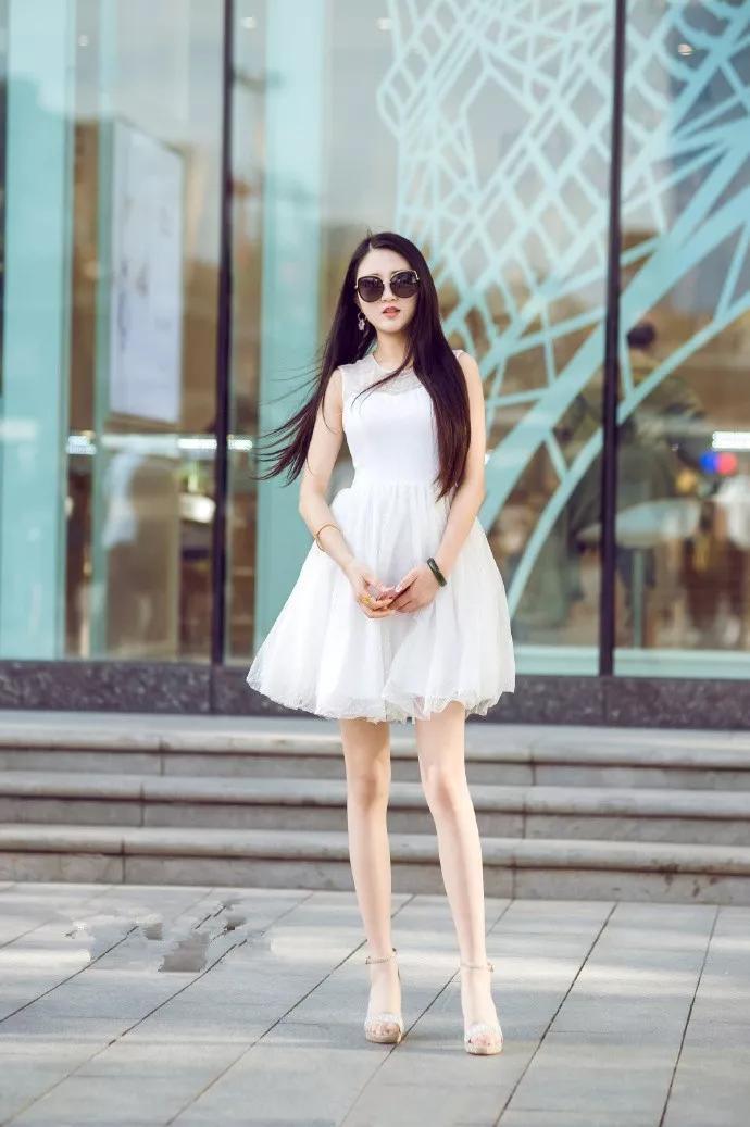 挂脖 小姐姐身穿挂脖连衣裙,脚踩浅口鞋,充满时尚的味道