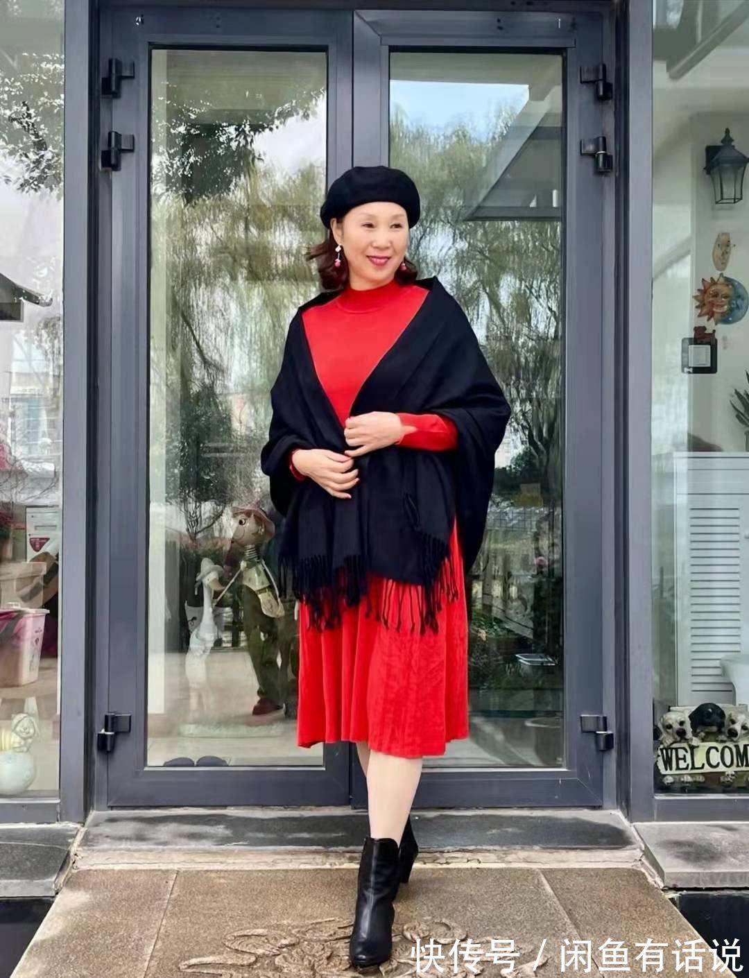 短裙 会穿的女人不会老!学65岁博主用“红色”穿出冬日时髦,高级减龄
