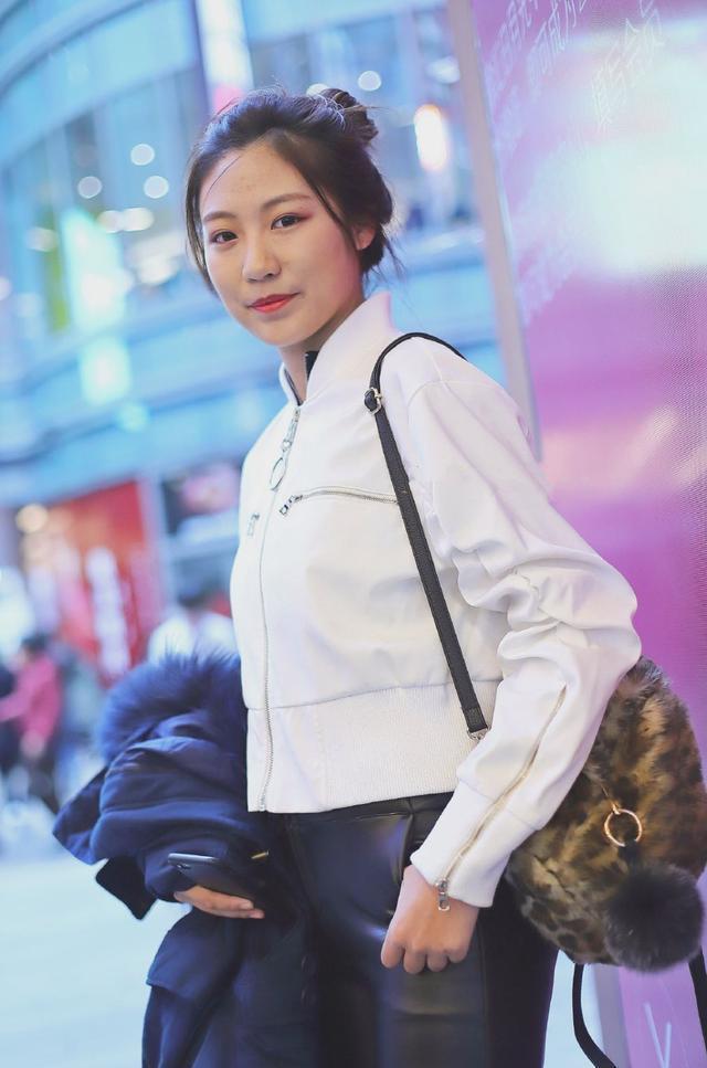 街头美女的奇思妙想, 白色长袖搭配黑色皮裤, 新颖又洒脱
