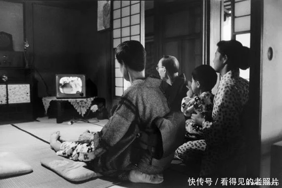 看电视的一家人。电视机走入中国家庭，那是二三十年以后的事情了。