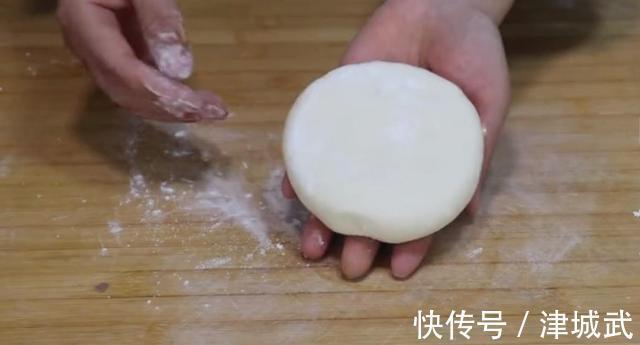 洋葱别总是炒着吃,试试这种新做法,实在太香了,营养开胃又解馋