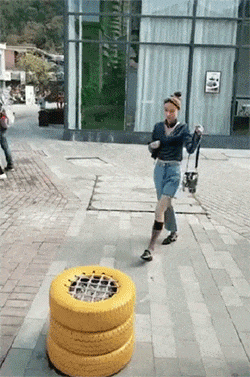 |搞笑GIF：霸气了我的姐 这辈子见过最拉风的走路姿势