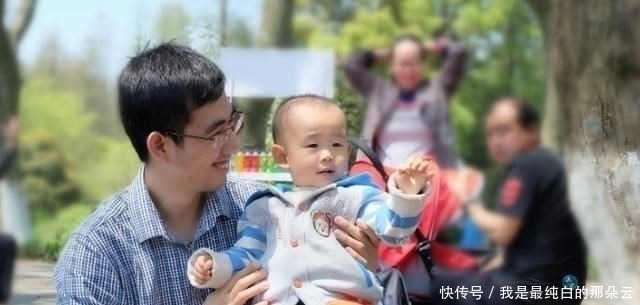 孩子|“糊涂爸爸”慌张找娃走红,带孩子玩却转眼不见,宝宝:你低下头