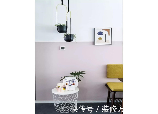 荷尔德林|86平现代简约风二居室，客厅打破常规的布局设计时尚