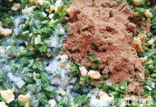 调韭菜馅,别直接加油,多加这一步,煮好的韭菜饺子馅翠绿不发黄