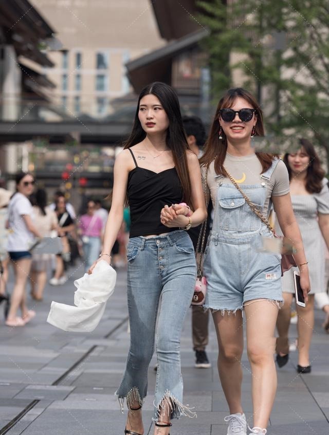 风范 两个女孩的气质不同,穿衣款式也就不相同,身材极棒!