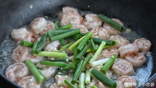  清洗干净|葱爆虾仁没香味？把握3个小技巧，味道鲜美，色泽红亮