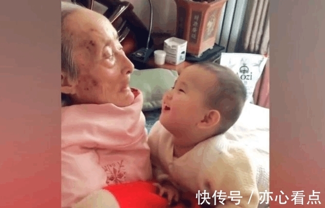 孙辈儿|小宝宝第一次见到90岁太姥姥,跨世纪得相见,心都被暖化了