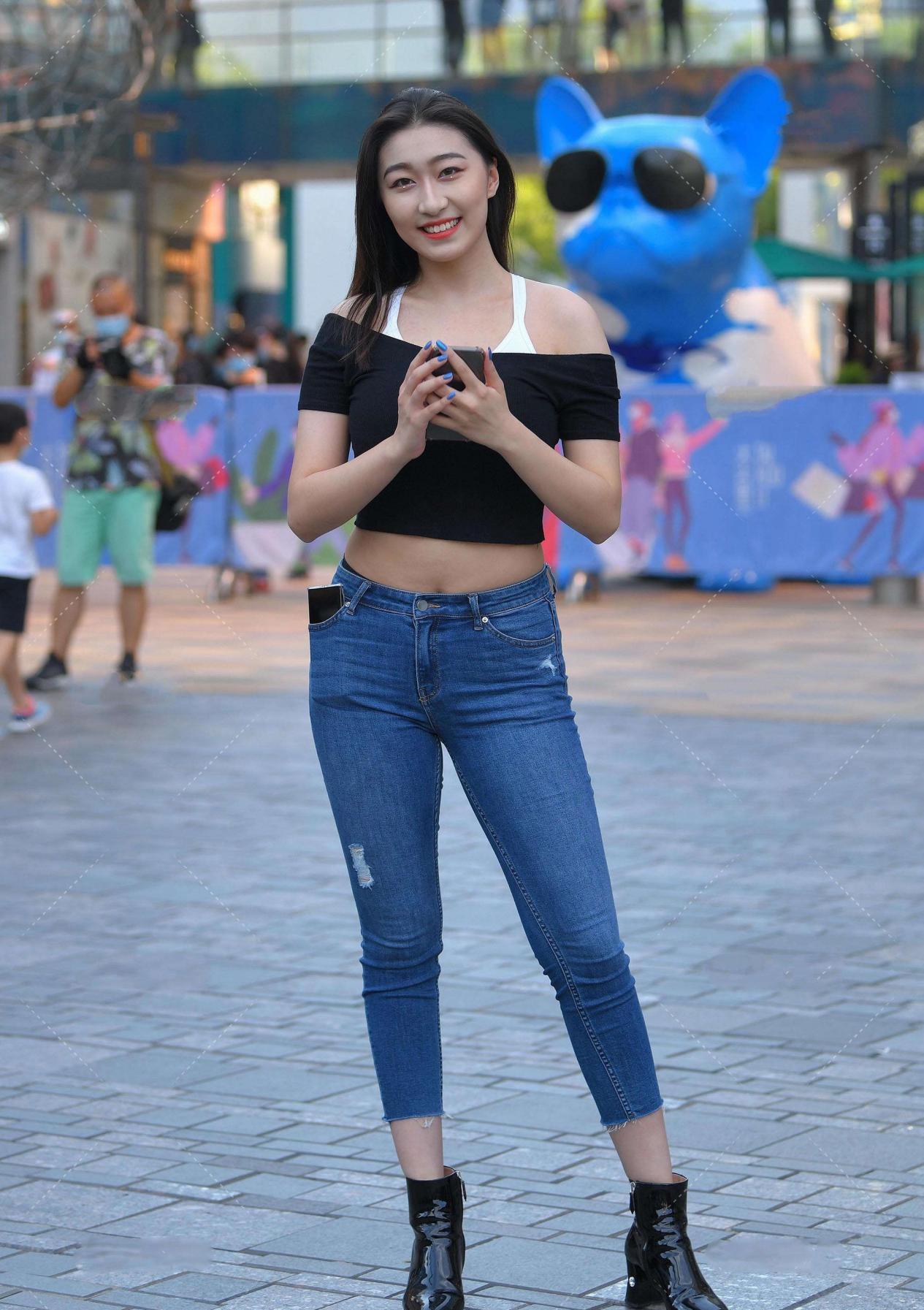 休闲|黑色一字肩搭配破洞牛仔裤，休闲随意还显腿长，黑色亮面气场强大