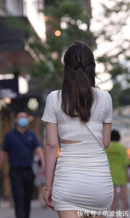 风衣 街边穿风衣的美女,穿出不一样的风彩,轻松穿出女神范