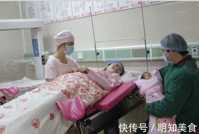 二胎|产妇深夜生二胎,女儿独身在产房外等候问其原因后心里不是滋味