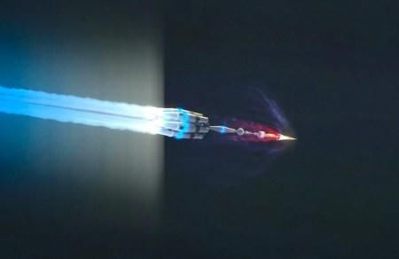 飞行 如果20岁的宇航员驾驶光速飞船飞行10年，他再回地球时是几岁