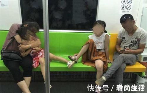 乘客|孩子不慎踩到乘客的脚，对方刚要开口，妈妈的做法让其无话可说