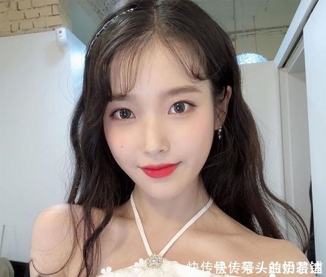 善用各种头发造型产品，轻松打造10款女明星时尚中分发