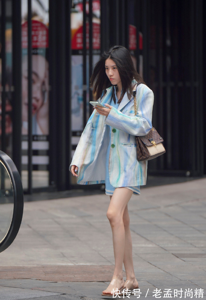 通勤风 秋季通勤风该怎么穿? 一件“抢眼”西装就够了, 轻松解决穿搭烦恼