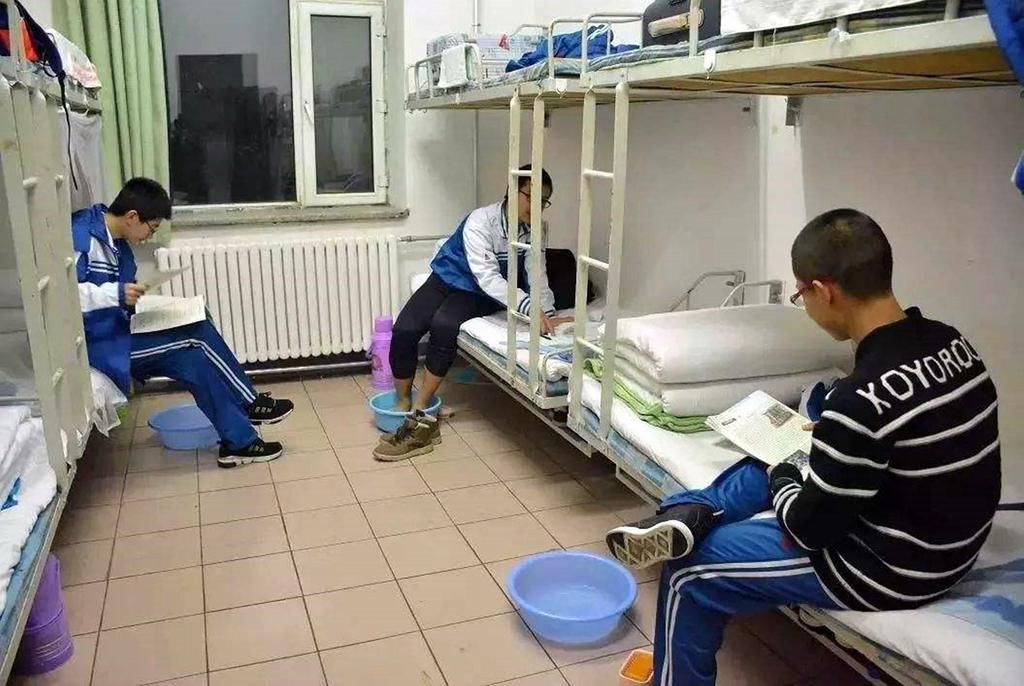 父母|“再苦也不会让孩子住校”,白岩松的话,揭开寄宿学校的现实危害