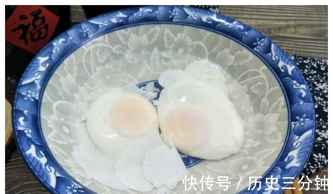 好吃|水煮荷包蛋，冷水下锅还是热水下锅？教你好吃的做法，完整不散开