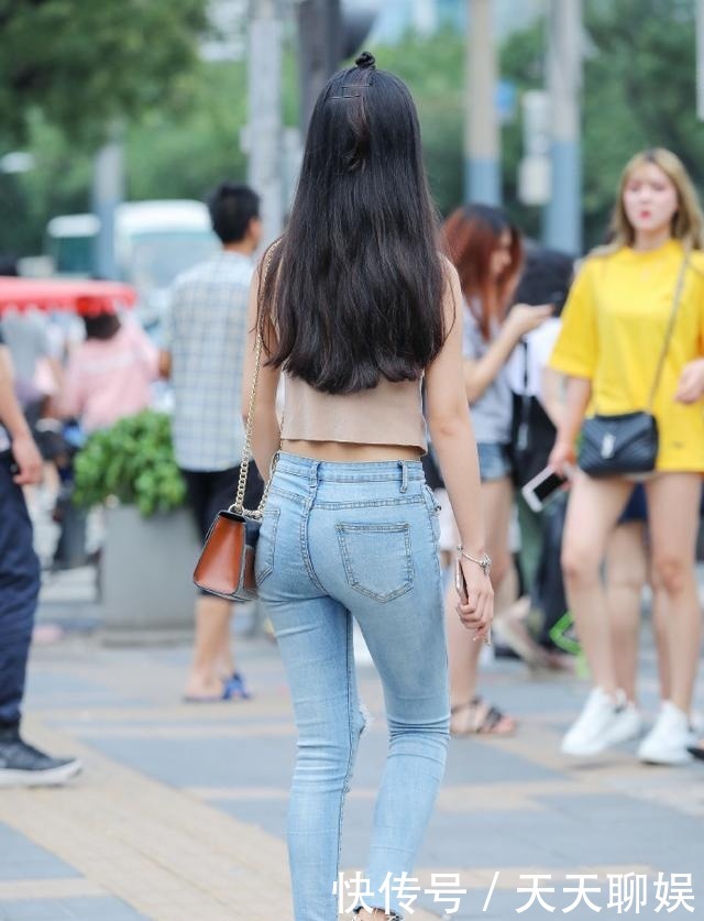 时髦|时髦精都爱破洞牛仔裤,搭配浅咖色无袖衫,清新美丽又显年轻活力