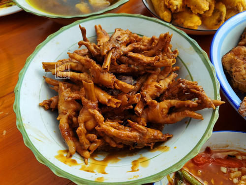 賓客們|參加農(nóng)村二舅60歲壽宴,隨了500元祝壽,18道菜剩大半:不敢恭維