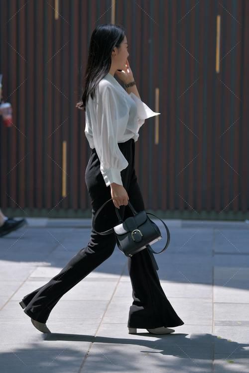 高级感 白色雪纺衬衣,配上黑色高腰阔腿裤,就像一副水墨画