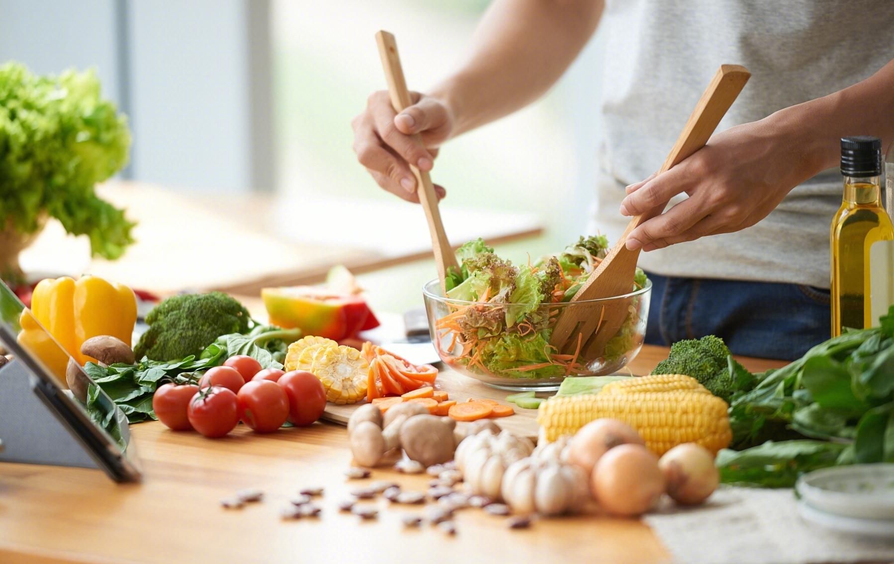 dn人到半百,最好“管住嘴”注意饮食,这2类食物尽量少吃