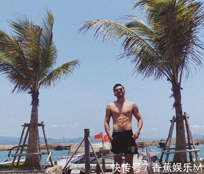 健身房|31岁的平面模特,络腮胡尽显男性魅力,撸铁打造满身肌肉帅气逼人!