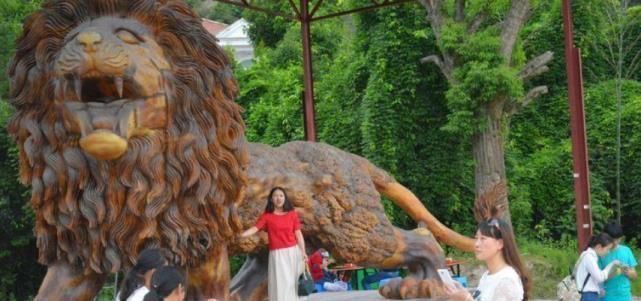 匠人$一匠人雕15米30吨重“雄狮”,称没1000万不卖,今宝物变“废品”