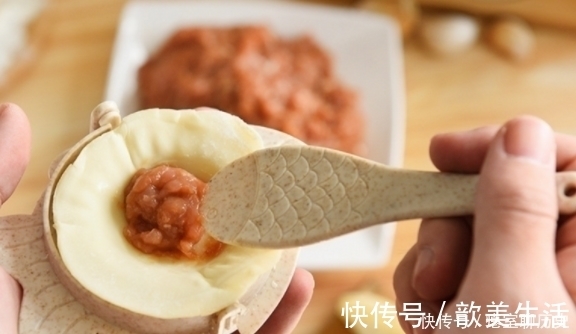 包饺子别只会用手捏,太麻烦了,教你一招,1分钟一抽屉还不脏手!