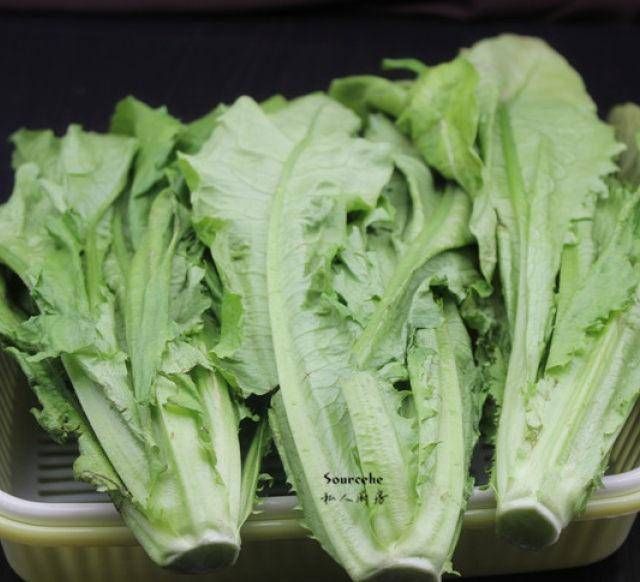 在蒜蓉炒油麦菜,正确的做法是吃美味的食物,这在老人和儿童中很受欢迎