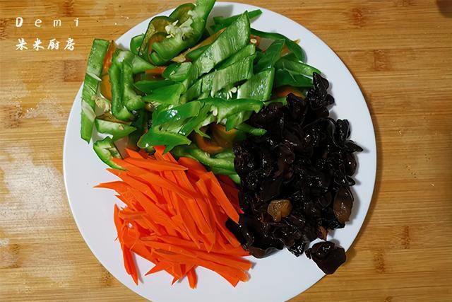 胡萝卜|鱼香肉丝的家常做法,鱼香汁记住比例43211,咸鲜酸甜刚刚好