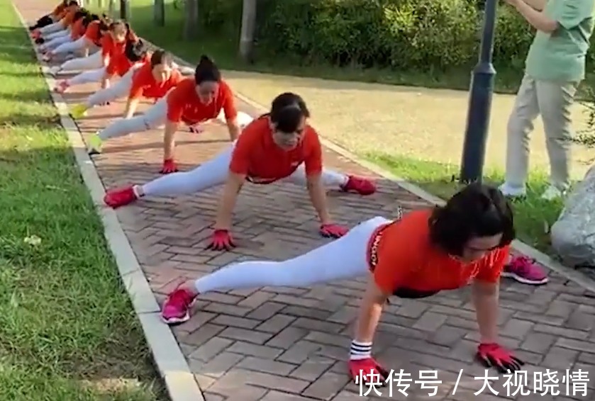 强身健体|场面壮观!陕西30多名大妈模仿动物爬行锻炼,网友:姿势像动物