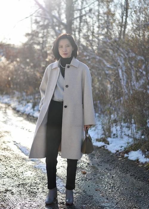 配大衣的裤子不用太多,有这3种“百搭款”就够了,时髦显腿长