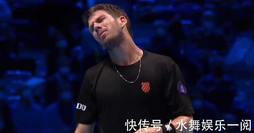 又是2-0,德约科维奇横扫英国一哥,3连胜一盘未丢晋级,握拳庆祝