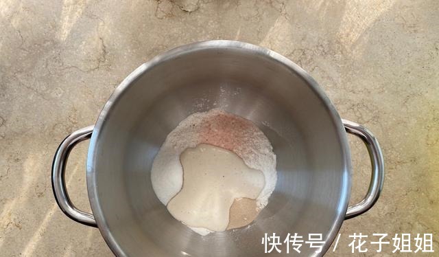 面团|教你一道皮脆馅多，造型新奇的能量早餐包，看起来就食欲大开！